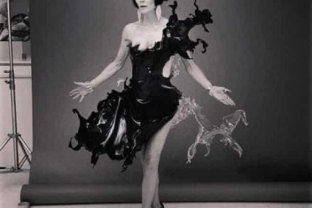 Daphne Guinness modell: „Hat órán át szinte meztelenül álltam, vízzel lefröcskölve”