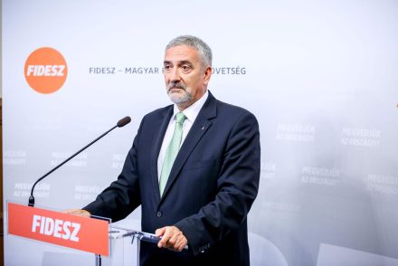 A Fidesz szerint a Gothár-ügy miatt távozniuk kell a Katona és a Színművészeti vezetőinek