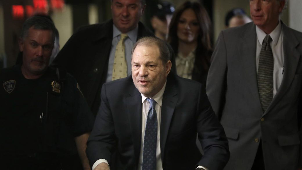 Harvey Weinstein a manhattani bíróság előtt 2020-as büntetőperében.