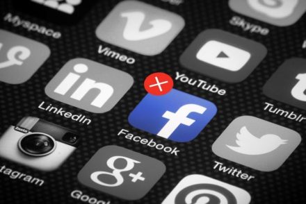 A Huawei-háború élesedik: A Facebook, Instagram, WhatsApp nem lesz elérhető a kínai készülékeken