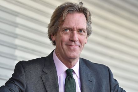 Doktor House, azaz Hugh Laurie politikai thrillersorozatban tér vissza