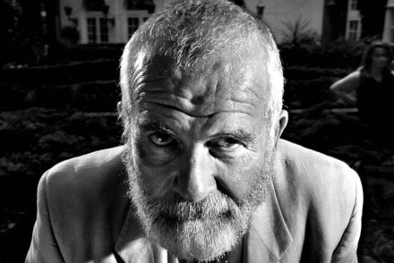 Elhunyt Sir Ian Holm, A Gyűrűk Ura-filmek szeretett Bilbója