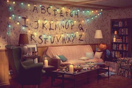 Az IKEA életre keltette a Stranger Things, a Jóbarátok és a Simpson család nappalijait