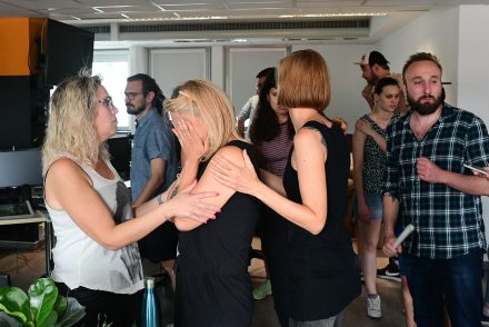 Az Index utolsó napja fotókon: Könnyek között hagyták el a szerkesztőséget