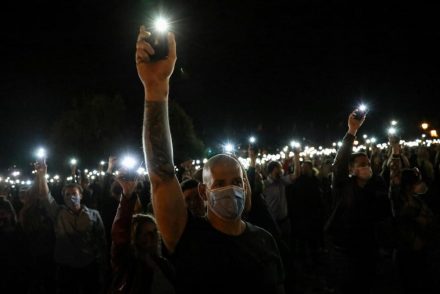 Index-ügy melletti tüntetés: „Támogassátok a független médiát, rajtatok múlik, hogy túléljük azt Orbán-rendszert”