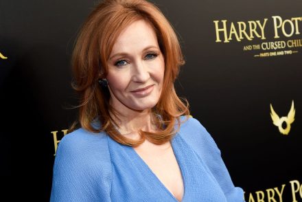 J. K. Rowling színek szerint rendezi a könyveit a polcán
