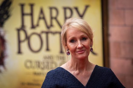 J. K. Rowling, a Queen és tucatnyi angol komikus harcol a koronavírus-járvány károsultjaiért