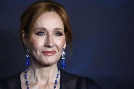 A transzneműeket felháborította, hogyan tálalta a The Sun J. K. Rowling erőszakos exférjének interjúját