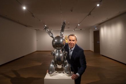 Nem tartott sokáig, hogy Jeff Koons visszavegye a legdrágább élő művész címért járó „trónt”