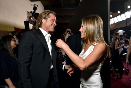 Így reagált Jennifer Aniston, amikor Brad Pitt viccelődött a SAG-gálán