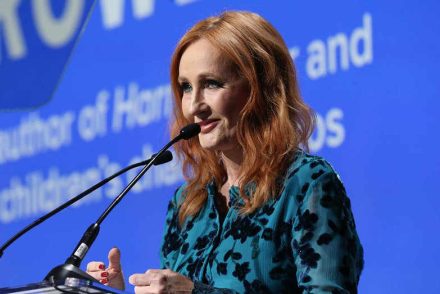 J. K. Rowling inkább visszaadja a díjat a szervezetnek, ami bírálta nézeteit