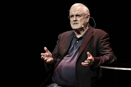 John Cleese: Hülyeség volt törölni a Waczak szálló epizódját, mert rasszistának gondolják