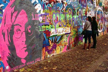 Veszélyben a John Lennon-fal a turisták miatt, így galériává alakítják