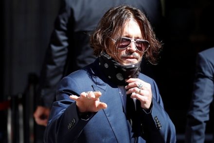 Johnny Depp azért adta be a válókeresetet, mert ürüléket talált az ágyban