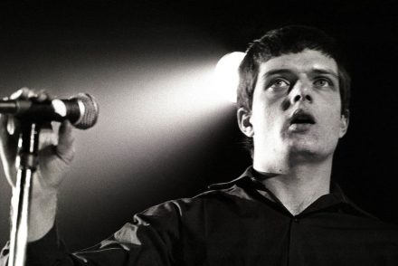 Megrongálták a legendás rockzenekar frontemberének sírját
