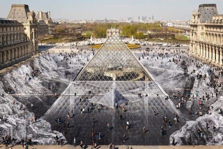 Videón, ahogy szétverik a turisták a Louvre előtti remekművet