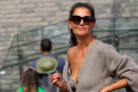 Az internet népe nem tud leszállni Katie Holmes melltartójáról