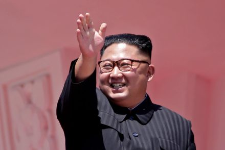 Észak-koreai média: Feltűnt Kim Dzsongun, átadott egy műtrágyagyárat