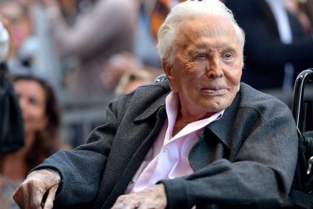 Hollywoodi sztárok egész sora búcsúzik Kirk Douglas-től