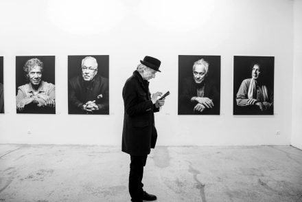 Jazzvilágsztárok portréiból nyílt kiállítás Óbudán