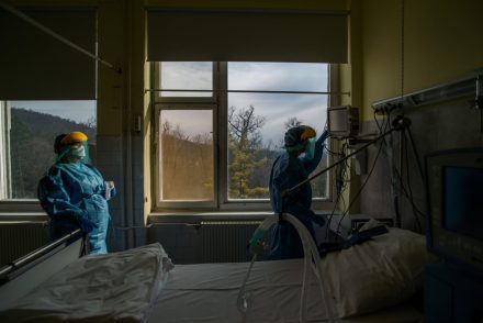Elkezdték átvezényelni az egészségügyi dolgozókat a Korányi Intézetbe