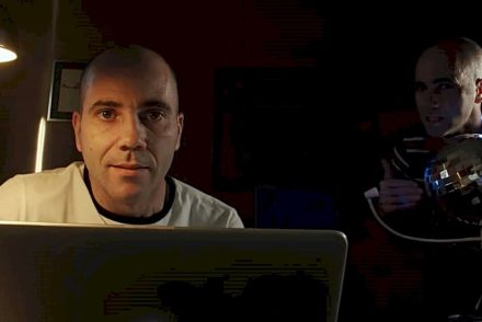 Kovács András Péter megalkotta a karanténslágert: Maradok. Itthon