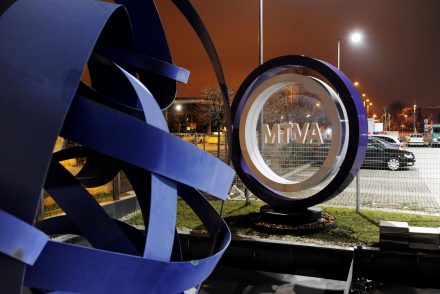 Úgy tűnik, még több évig a Mészáros Lőrinc közeli céghez vándorolnak a közmédia reklámjai