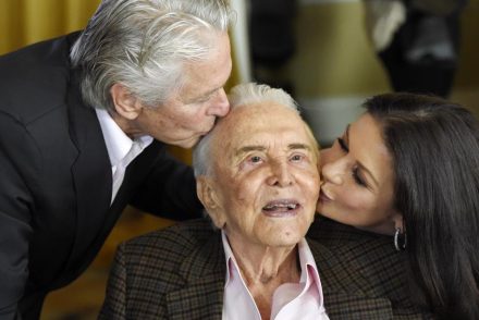 Kirk Douglas vagyonát rászorulók oktatására fordítják a rendelkezése szerint
