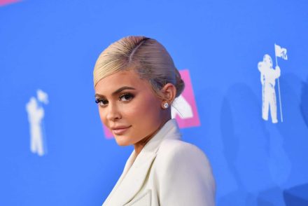 Kylie Jenner úgy siratta az ausztrál tűzben elpusztult állatokat, hogy közben nyérc papucsot viselt
