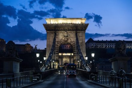 Fehér színben pompázik a Lánchíd az egészségügyi dolgozók helytállásának elismeréseként