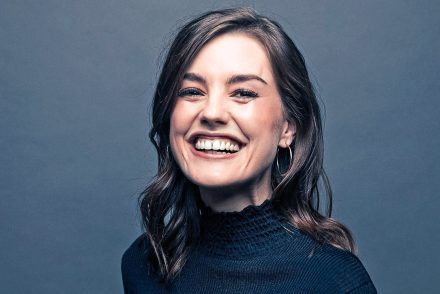 Szexjelenetet írni irtó ciki – Laurie Nunn, a Szexoktatás írója mesél a sorozatról