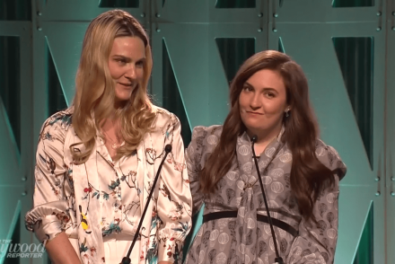 Lena Dunham felvitte a színpadra Aurora anyját, hogy bocsánatot kérjen