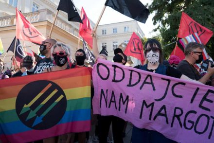 Több mint 70 világhírű művész nyílt levélben tiltakozik a lengyel kormány homofób politikája ellen