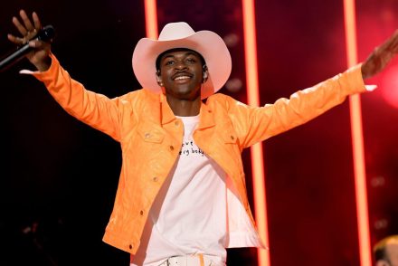 Már a rendőrség kérleli a lakosokat, hogy ne lopják el az Old Town Road utcatáblát