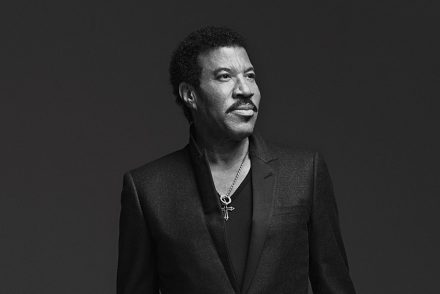 Lionel Richie életét megfilmesítik, mert Elton Johnnak és Freddie Mercury-nak bevált