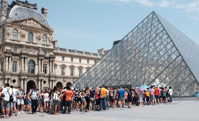 Louvre Leonardo 500 Kiallitas