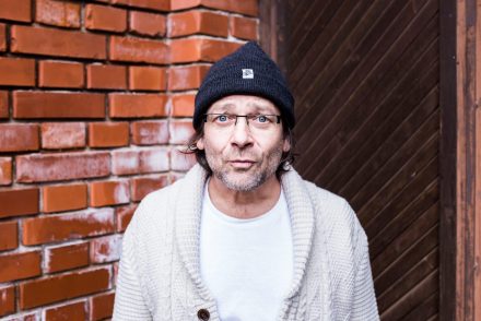 Lovasi András más előadóknak ajánlja fel a raktárkoncertes bevételét