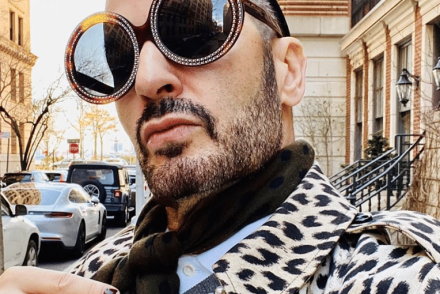 Marc Jacobs magasszárú platformcsizmában és Mikimoto-gyöngysorban várja az apokalipszist