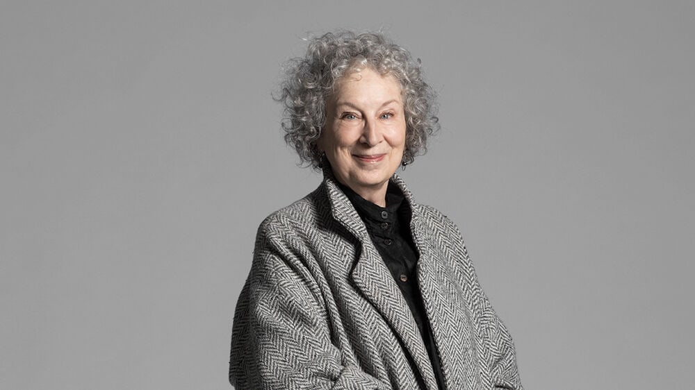 Margaret Atwood Testamentumok A Szolgalolany Meseje Folytatas Brit Kiralyno Kituntetes