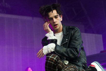 Matty Healy szájon csókolt egy férfit a The 1975 dubai koncertjén