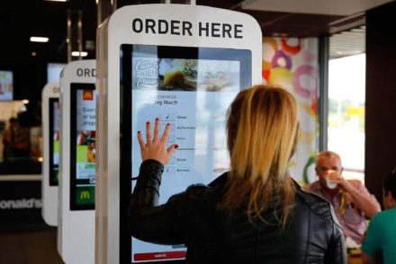 Undorító eredményre jutottak a McDonald’s érintőképernyőjét tesztelő tudósok