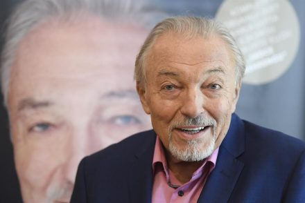 Meghalt Karel Gott, aki elég sok történelmi cezúra szemtanúja volt