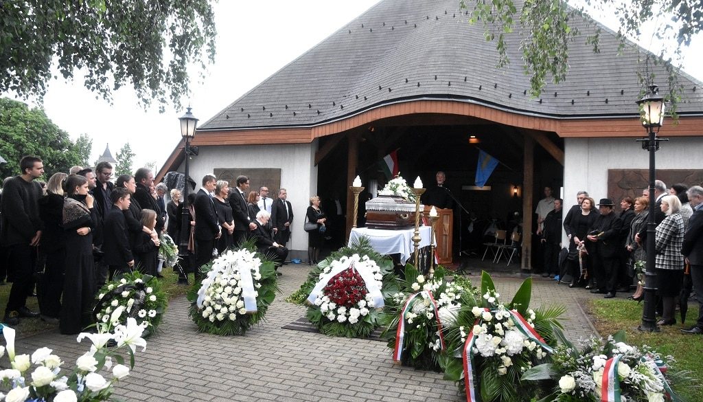 meghalt ko pal szobrasz temetese