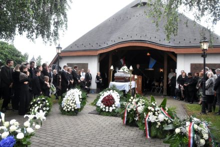Végső búcsút vettek Kő Pál szobrászművésztől Hevesen