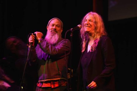 Megjelent Michael Stipe első önálló dala, amellyel a klímamozgalmat támogathatjuk