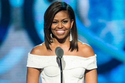 Michelle Obama saját podcastjának első adásában a letűnt kor emlékét idézte fel