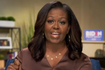Láncreakció: Michelle Obama szavazós nyakláncáért megőrült az internet népe