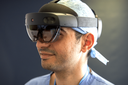 Különleges technológiával felszerelt eszközökkel védekeznek a brit orvosok a megfertőződés ellen