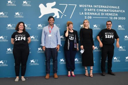 A győri Fidesz szerint hányás, hogy Mundruczó Kornél #FreeSZFE-s pólót viselt a Velencei Filmfesztiválon