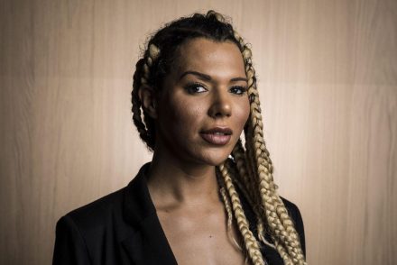 Munroe Bergdorf transzmodell a L’Oréal Paris szépségipari vállalatot képmutatással vádolja